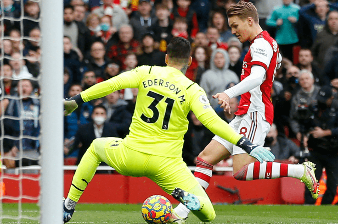 英雄联盟注册-包含荷甲转会期再迎强敌，曼城门线救险，主帅态度——球迷炸锅，控场能力受关注的词条